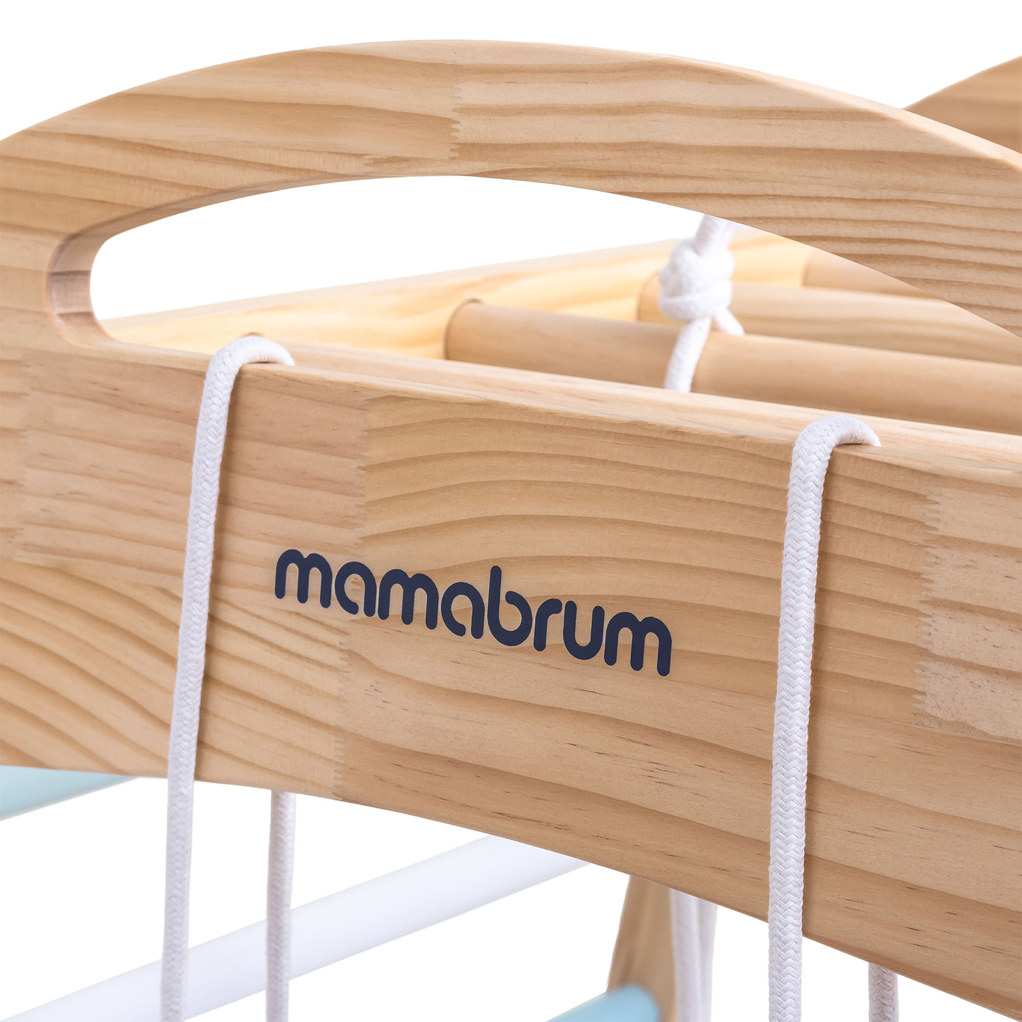 Parco giochi in legno al coperto con altalena, anelli da ginnastica e rete da arrampicata