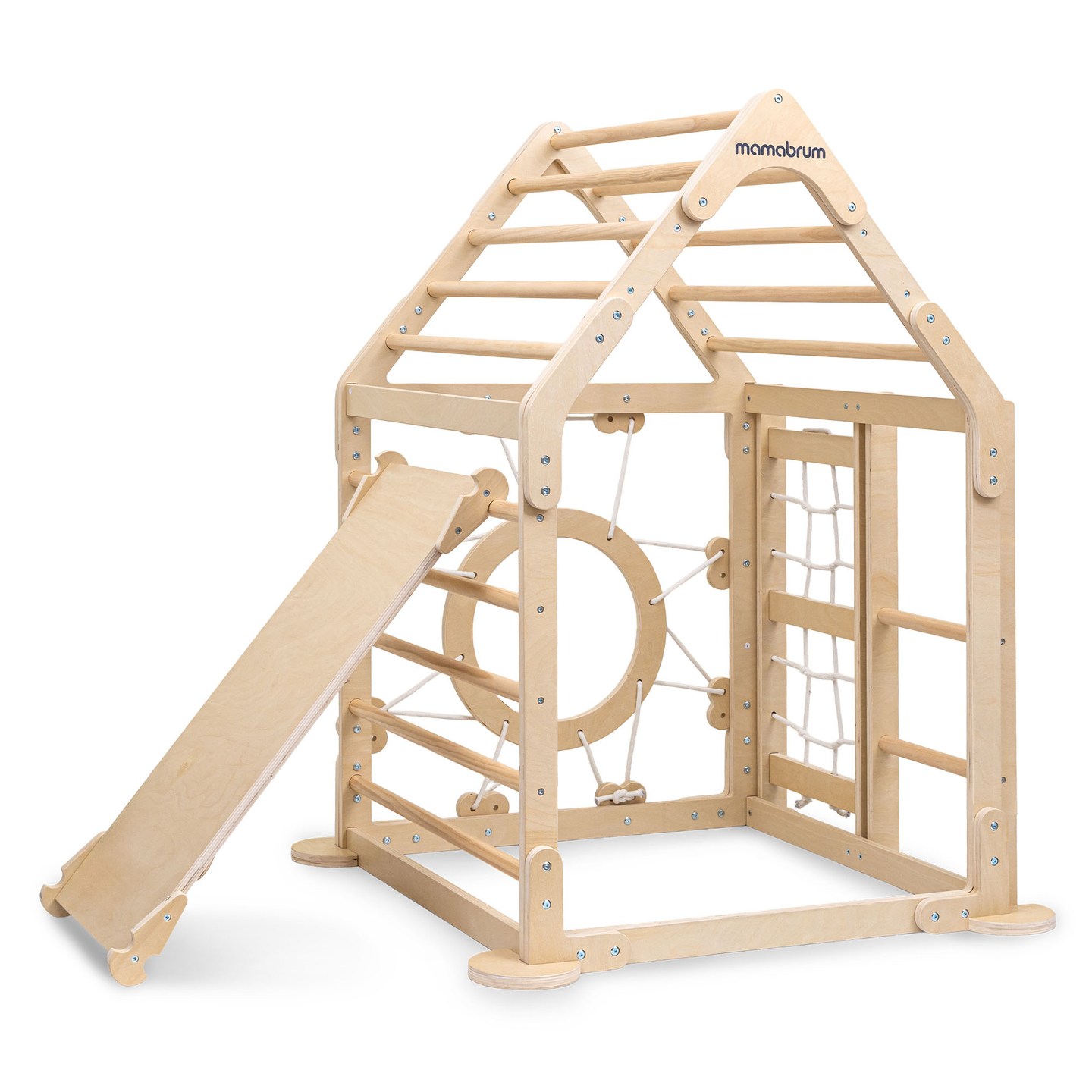 Parco giochi in legno al coperto per bambini: una casa con scale e uno scivolo