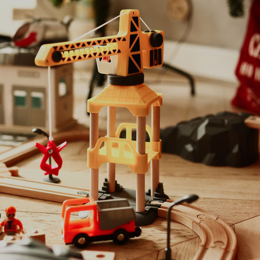 Ferrovia in legno, treno a batteria - Città: binari, automobili, ponte, aeroporto