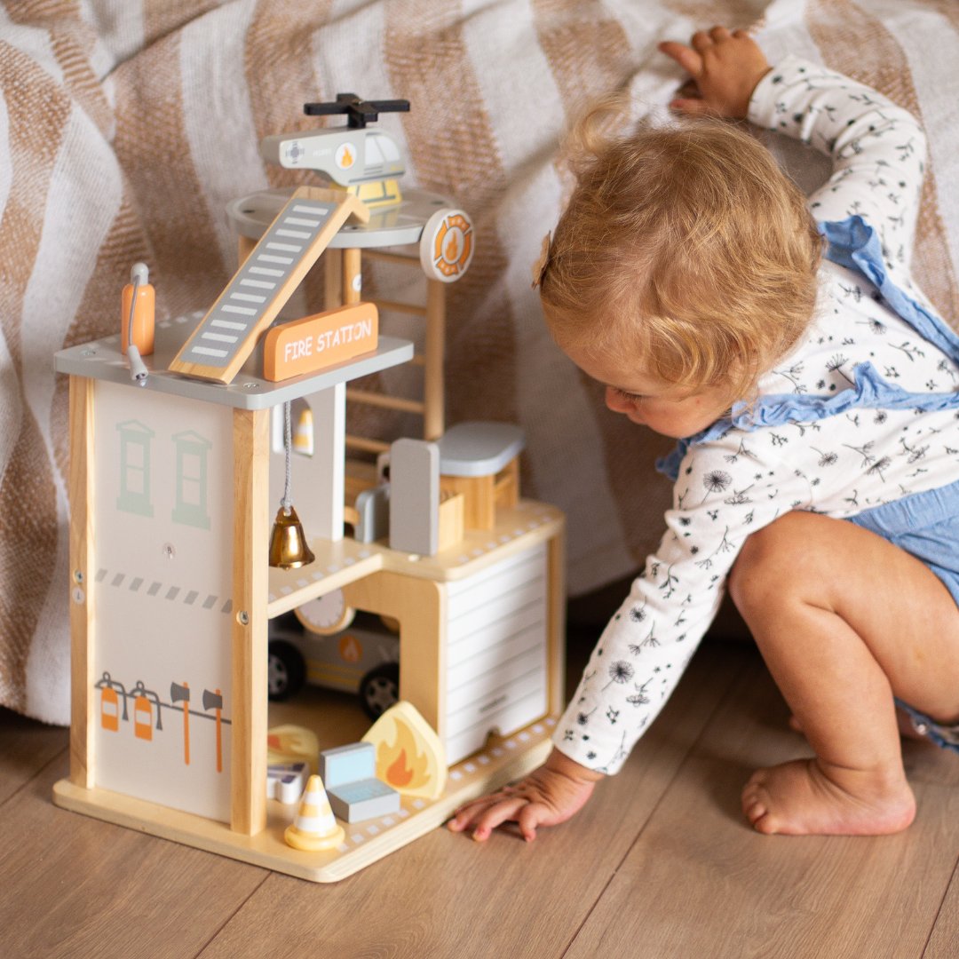 Stazione dei pompieri in legno con accessori, vigili del fuoco