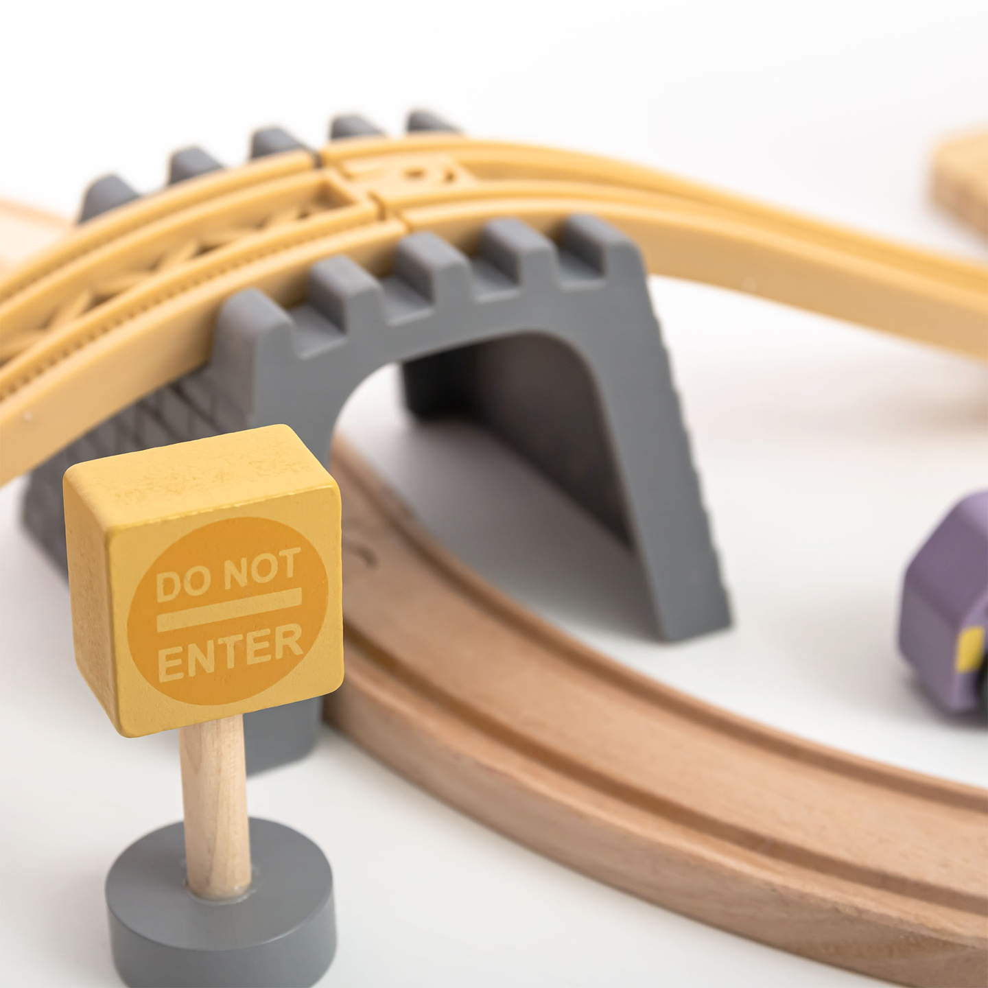 Ferrovia urbana in legno con treno elettrico - gru mobile, nave, ponti