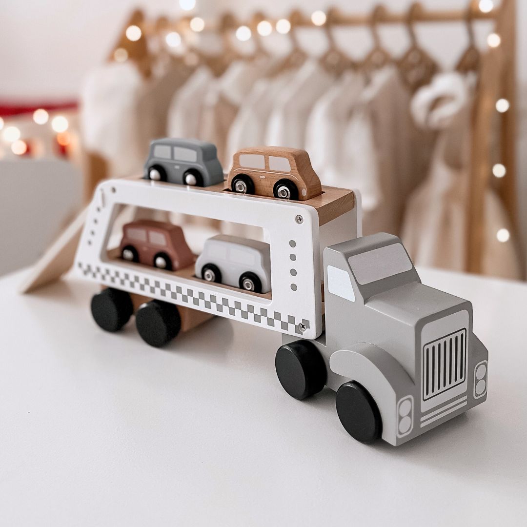 Camion-rimorchio in legno con 4 autovetture