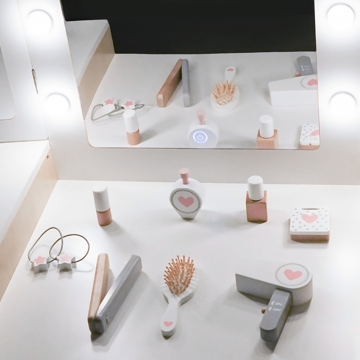 Tavolino da toeletta per bambini in legno con sedia, accessori e illuminazione a LED