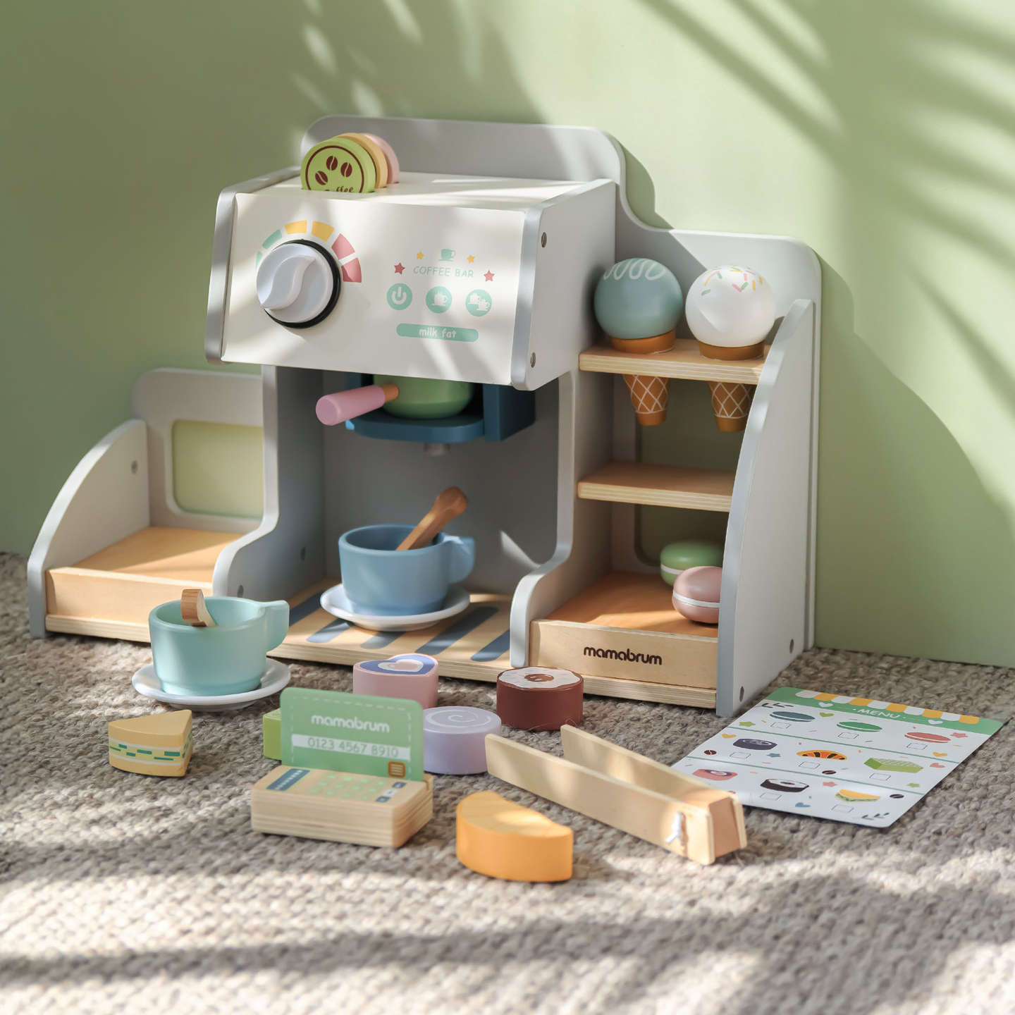 Una grande gelateria in legno con lavagna magnetica, macchina del caffè e set di gelati e dessert - oltre 70 pezzi!