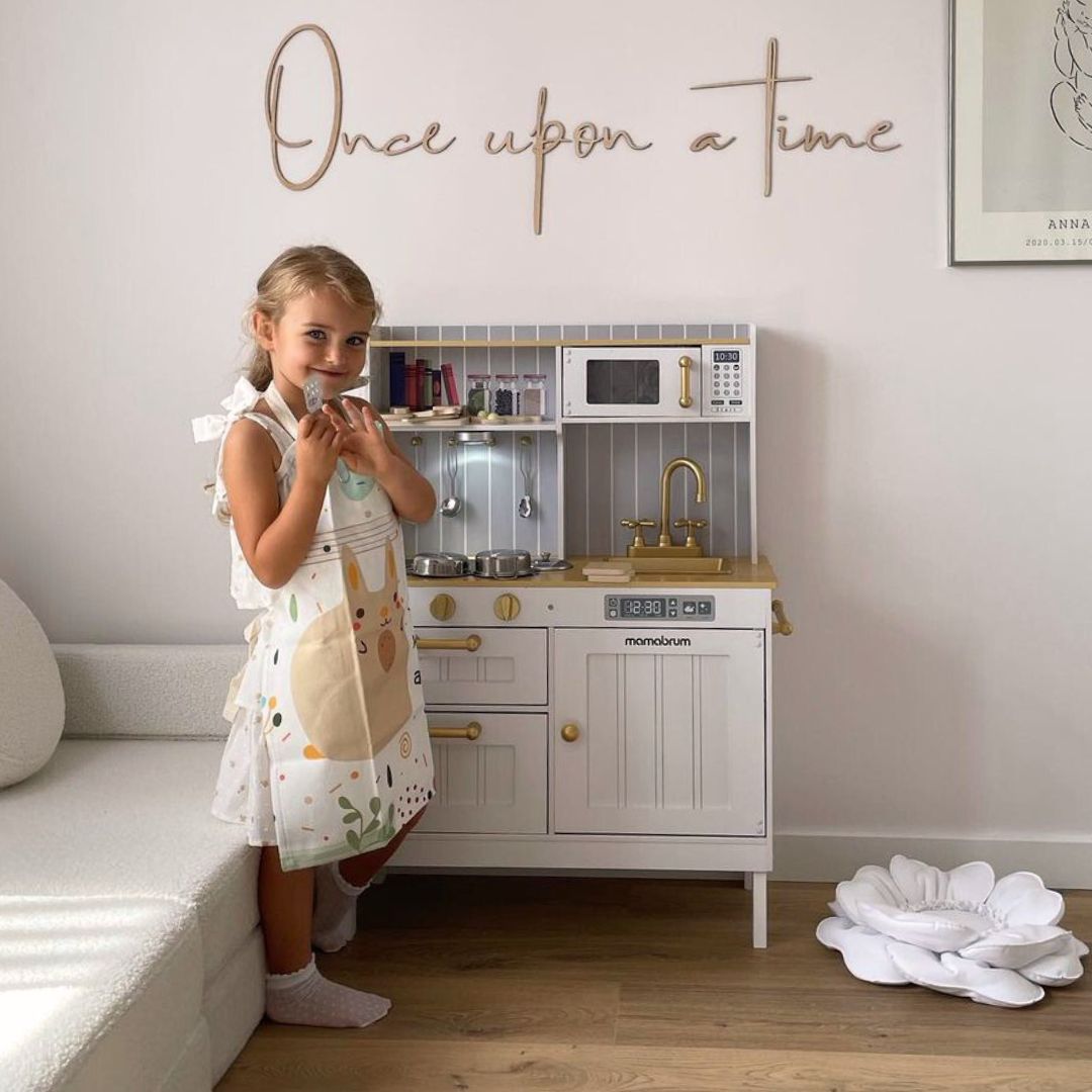 Cucina bianca in legno con accessori e grembiule