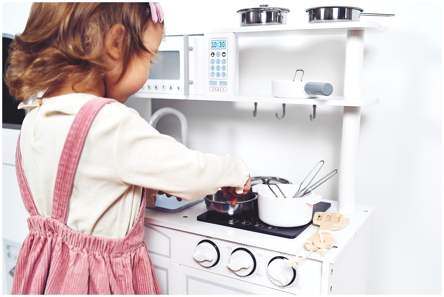 Grandi accessori da cucina in legno bianco e grembiule