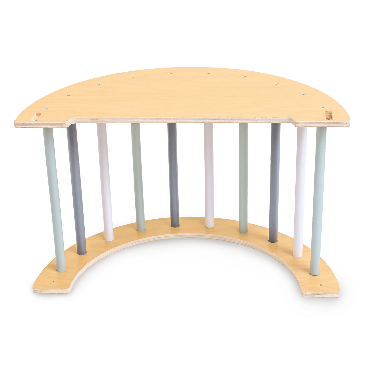 Parco giochi in legno al coperto per bambini: parete da arrampicata, scivolo, arco/dondolo da arrampicata e triangolo di Pikler