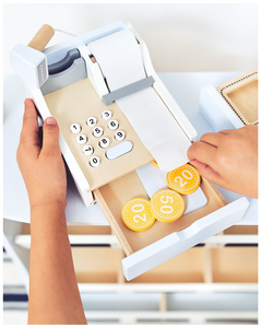 Negozio di verdure - bancarella in legno con casse, registratore di cassa e terminale 