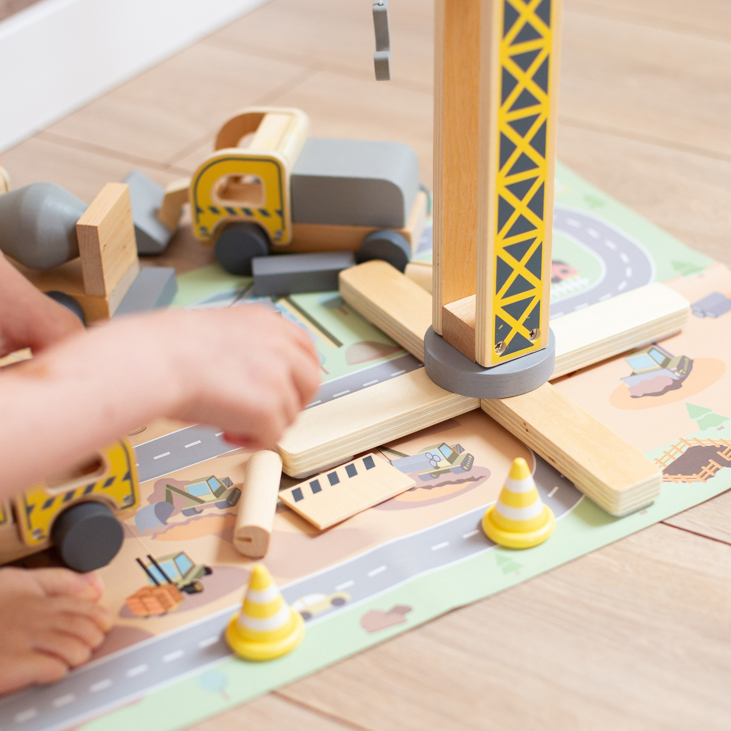 Cantiere in legno con gru mobili e veicoli di grandi dimensioni, gru a torre