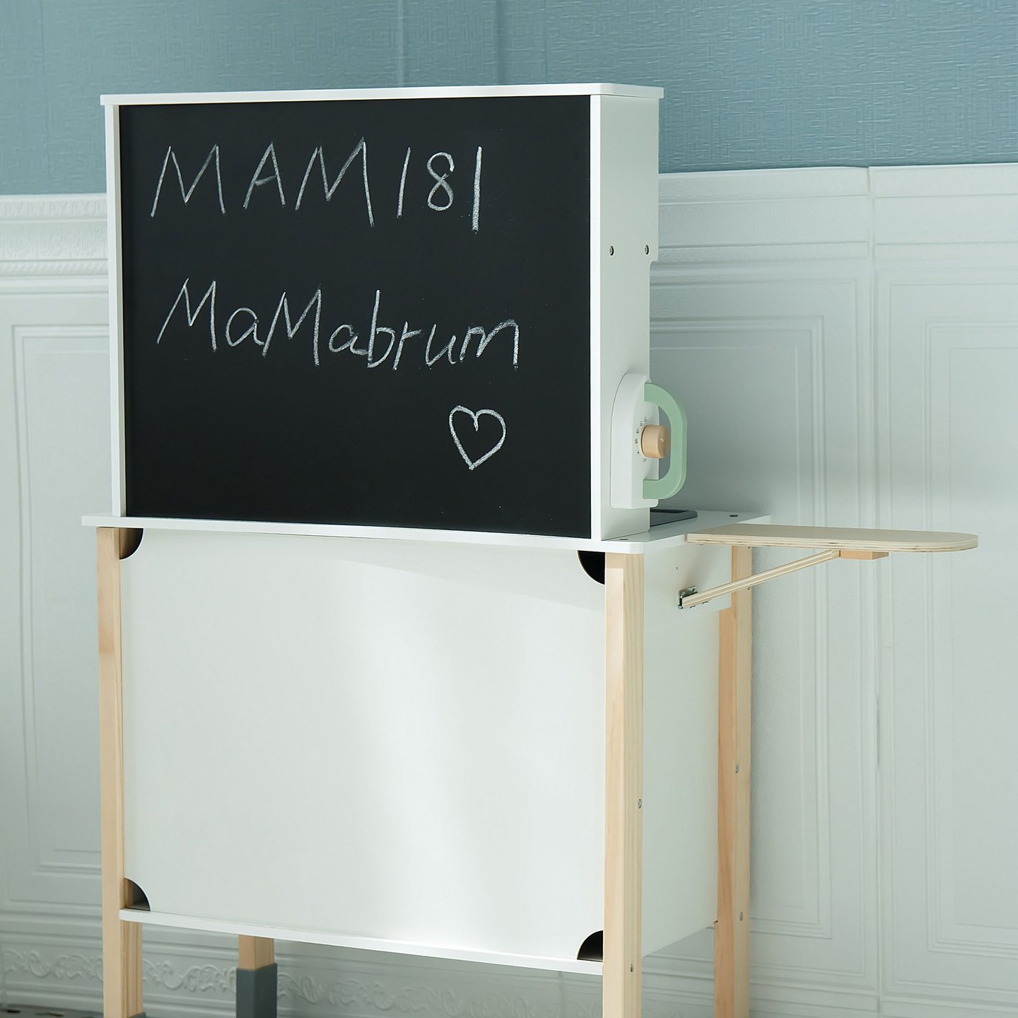 Cucina interattiva con lavatrice, lavastoviglie e lavagna