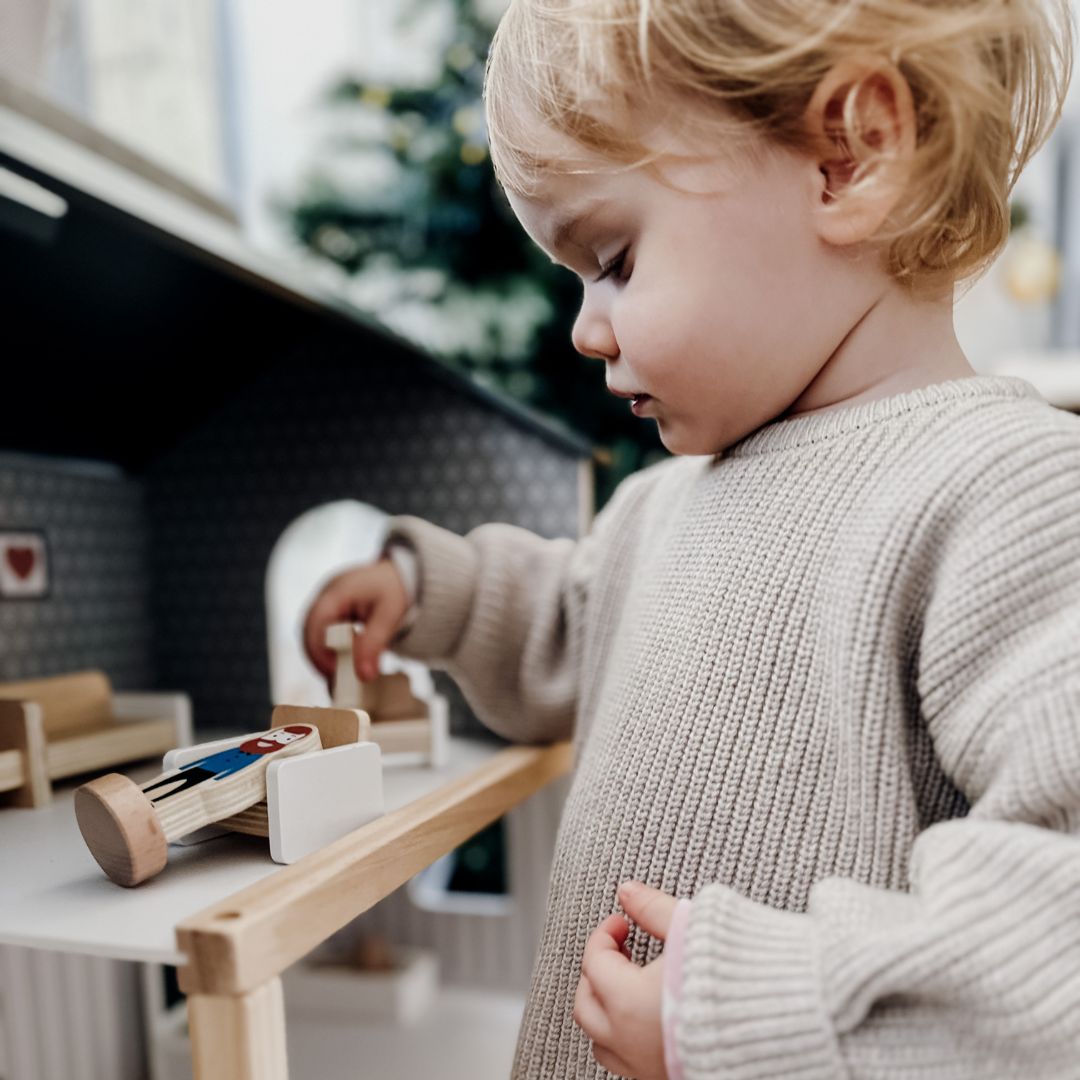 Casa delle bambole in legno bianco con accessori 18 pezzi.