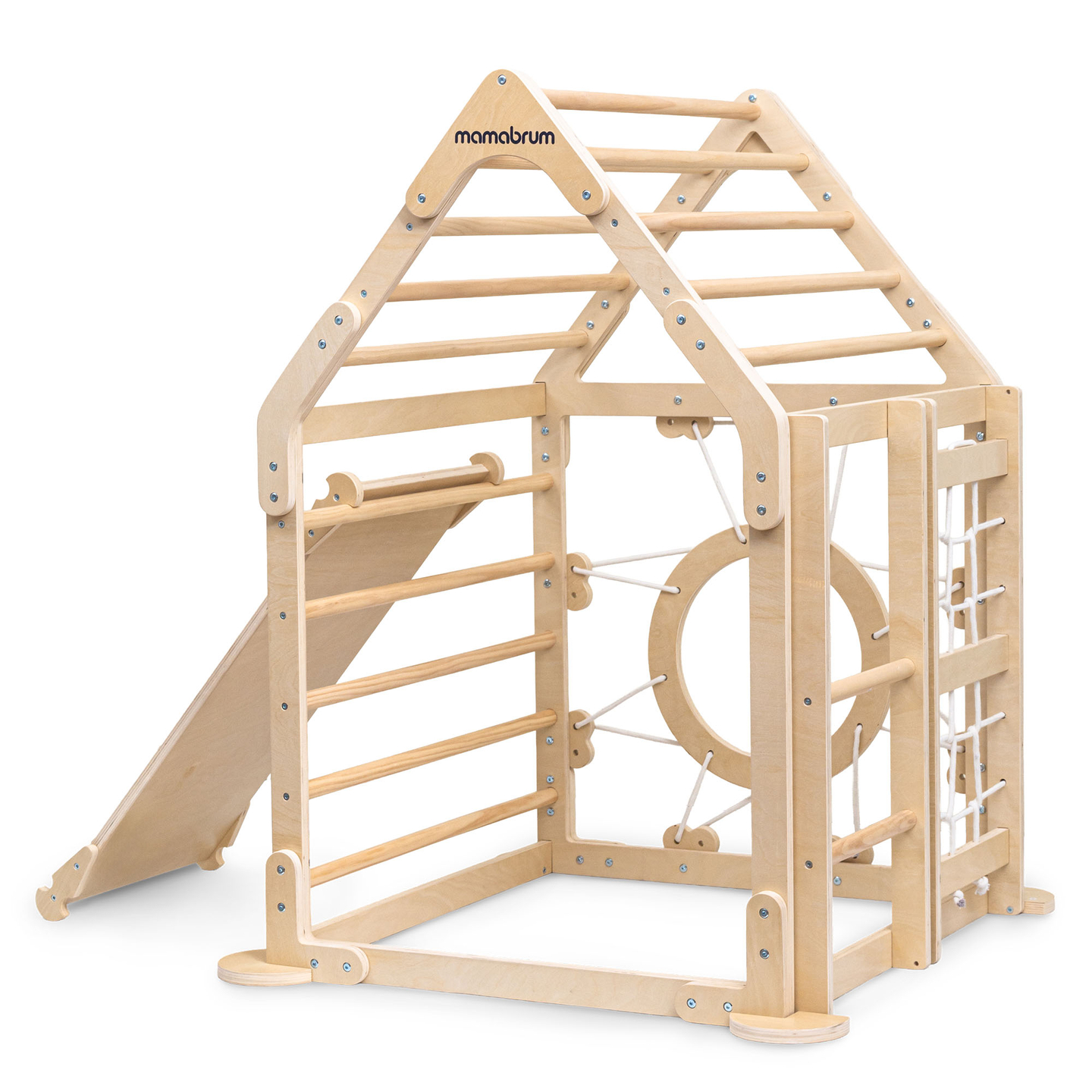 Parco giochi in legno al coperto per bambini: una casa con scale e uno scivolo